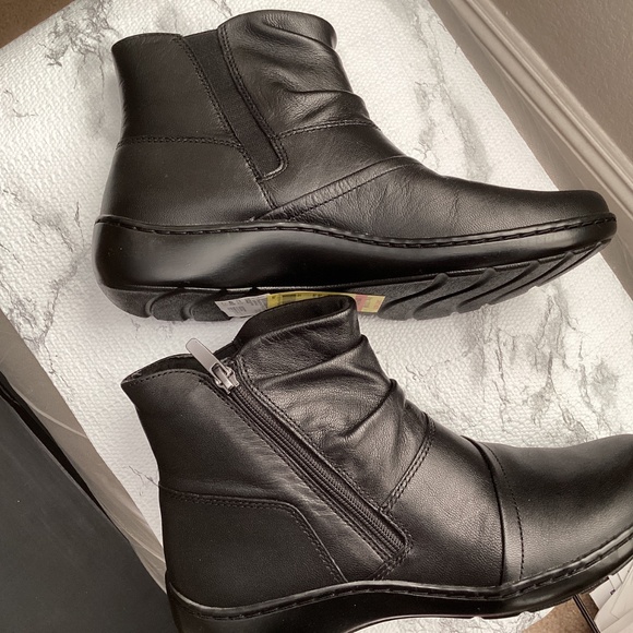 Clarks Booties size 7 NWOB - Picture 8 of 8